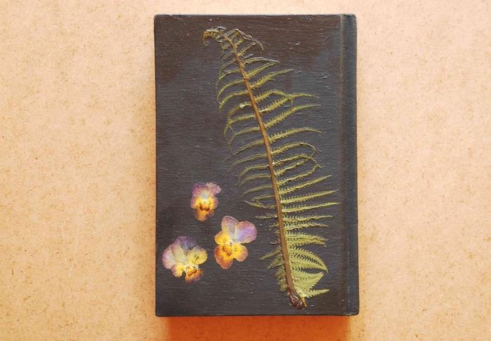 en manuell aktivitetsidé om ett herbarietema för att anpassa en skissbok eller en konstjournal med pressade blommor och löv