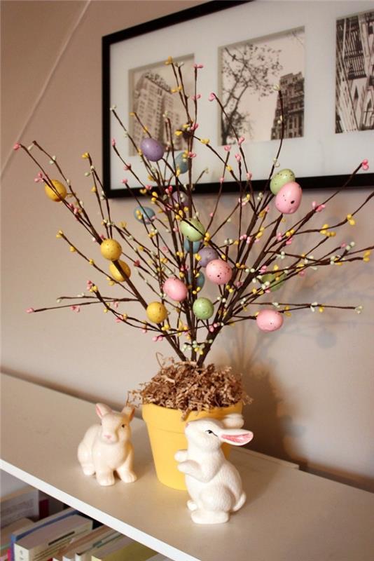 فكرة سهلة لتزيين عيد الفصح مع الفروع ، مثال على كيفية صنع شجرة في فروع في إناء للزهور