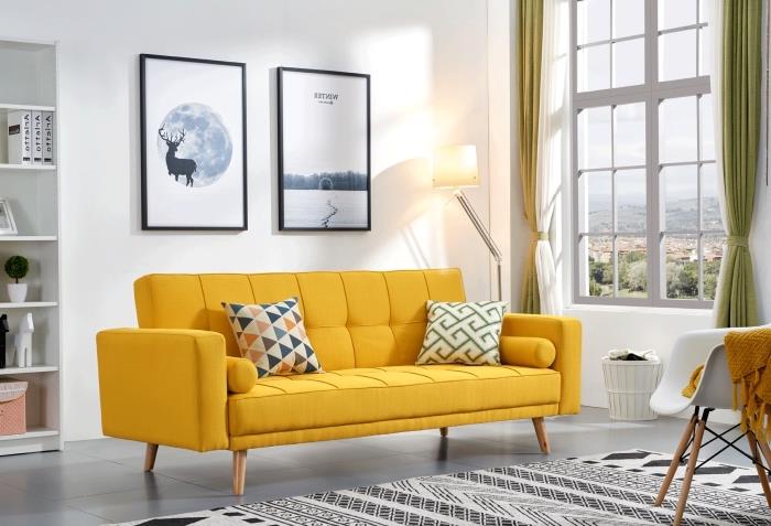 biela obývačka zariadená v škandinávskom štýle so žltou sedačkou, sivá a žltá myšlienka obývačky s dreveným nábytkom