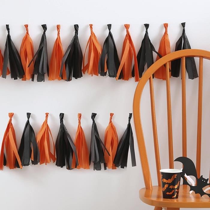 papier art girlanda kutilstvo strapce strapce oranžová a čierna halloween dekorácia dom stolička drevo hnedý netopier papier