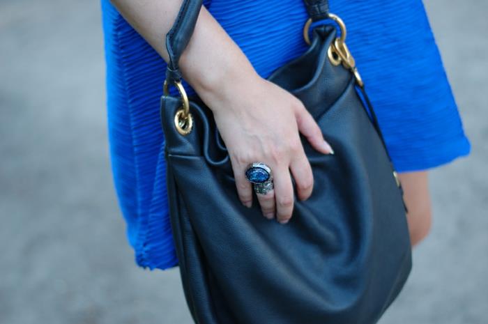 arty-ring-ysl-la-ring-arty-yves-saint-Laurent-blå-klänning