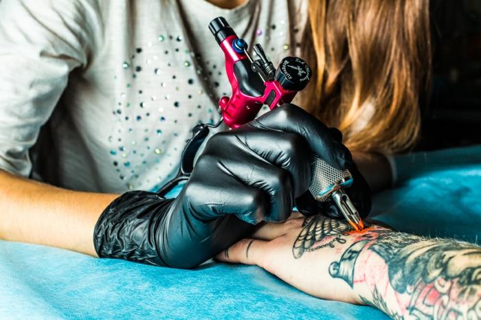 Krásne tetovanie na celú ruku old school rockabilly tetovanie ako tetovať tetovanie krásnej ženy