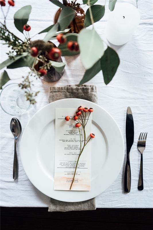 vit tallrik silverlock julbord dekoration röda och vita glasdukar bordsduk vitt blad grönska bordsljus