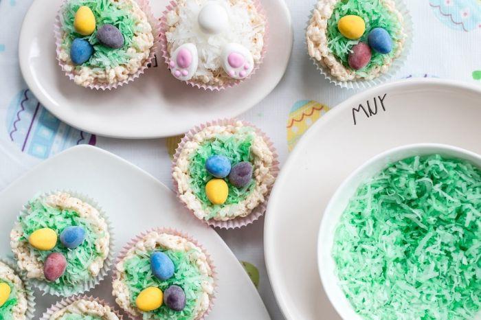mini påsktårta 2020 i form av en muffins, enkelt cupcake recept för påskfesten med färgglad riven kokosdekoration