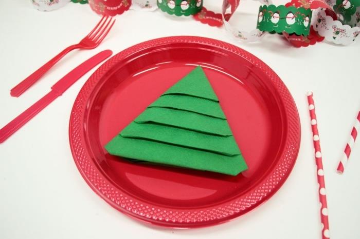 nápad, ako zložiť látkový obrúsok, príklad skladania vianočného obrúska na jednoduchú dekoráciu vianočného stolu
