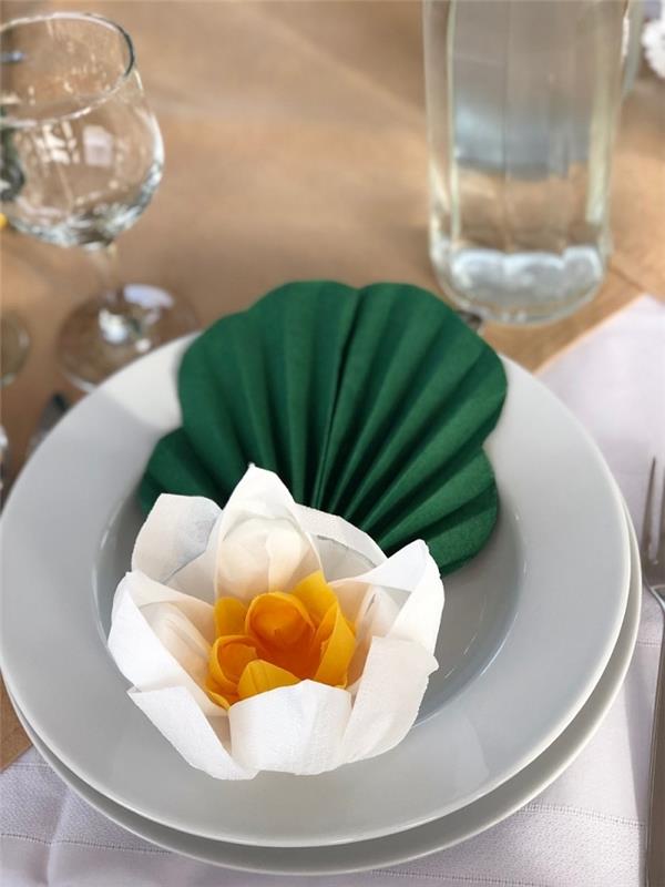 ľahký skladací model obrúska z kvetinového papiera, dekorácia stolu s obrúskom v tvare lotosu s listom harmoniky