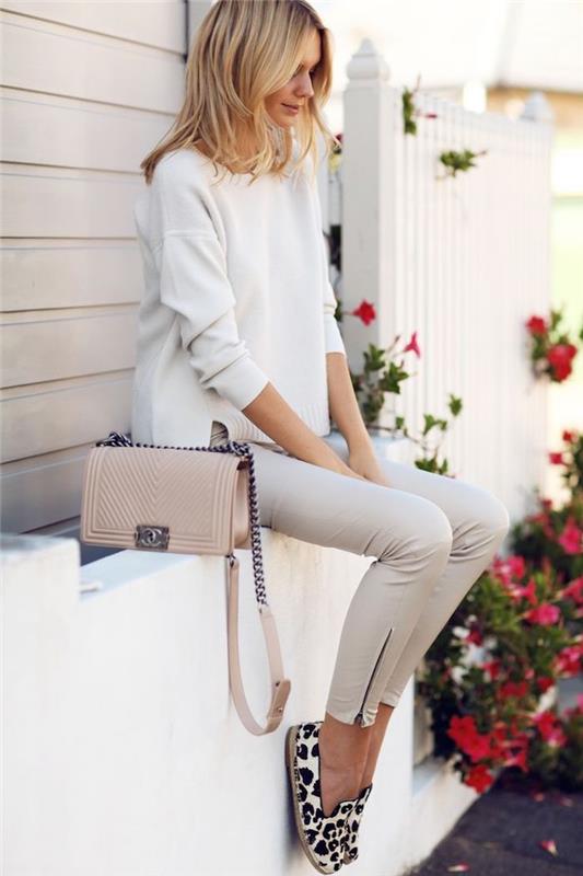 beige byxor, medellång blond balayage frisyr för kvinnor, dalmatiska mönstrade espadriller