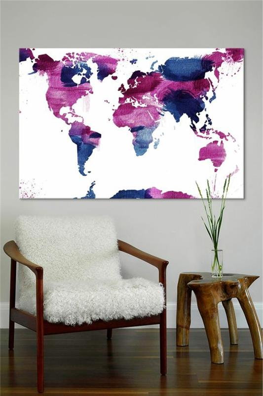 perleťovo sivá farba na stenu obývačky s veľkým dekoratívnym panelom s geomapou sveta