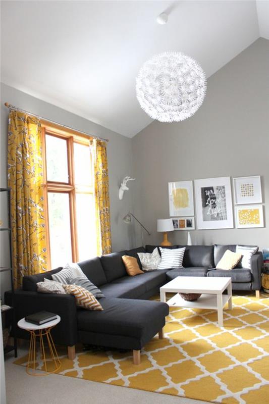 pärlgrå färg associerad med en gul matta och gardiner och ett stort bolljus