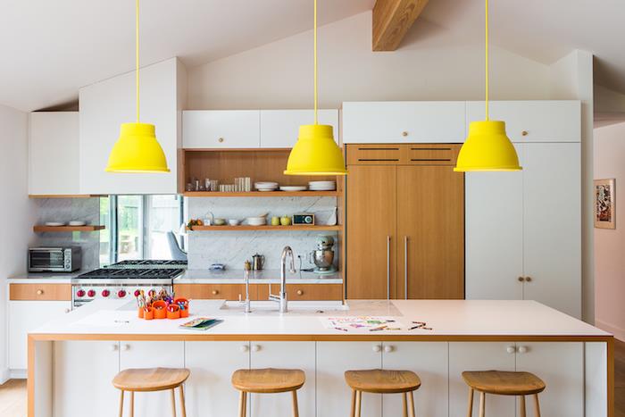 Žltý luster nad kuchynským ostrovom, nápad na farbu kuchynskej steny, farby, ktoré spolu ladia, moderný interiér