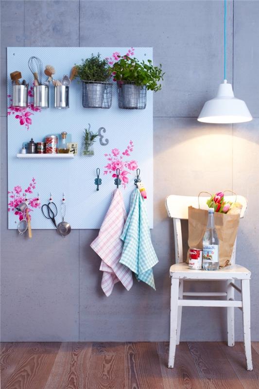deco tip v kuchyni s dierovanou nástennou doskou, ktorá slúži ako úložný priestor na stenu a dekoratívny prvok vo vidieckom štýle