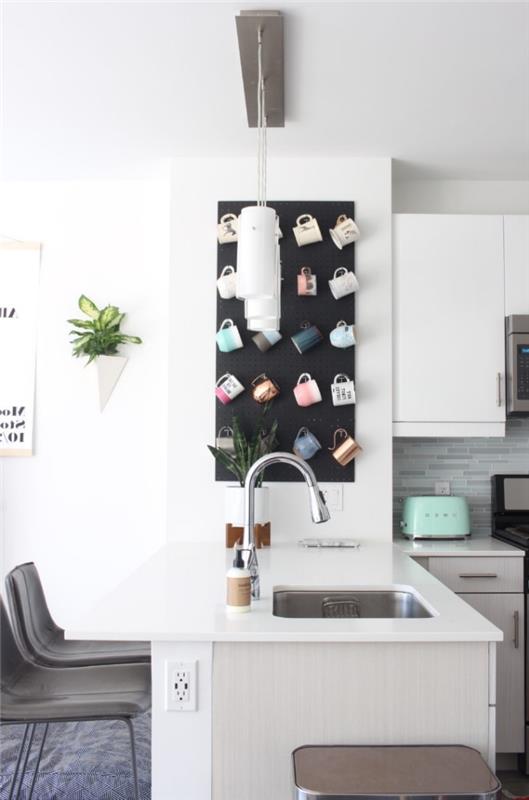 tip na pinterest na uloženie vašej zbierky šálok kávy bez plytvania užitočným priestorom, čierna maľovaná dierovaná doska premenená na držiak na šálky kávy zavesená vedľa centrálneho ostrova
