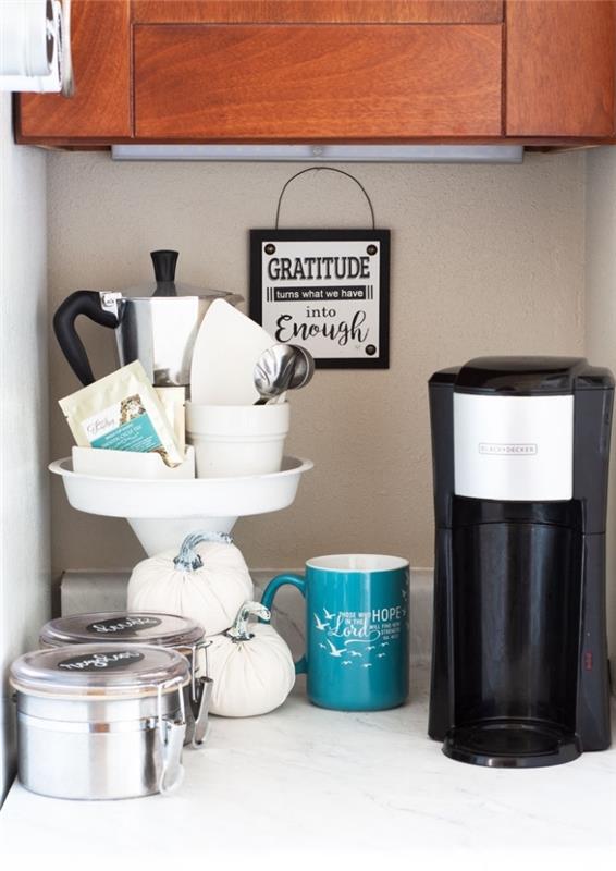 postavte v kuchyni na jednom konci pultu malý kávový kútik s kovovými boxmi s vrchnákom, kávovarom a voľne stojacou táckou, do ktorej sa zmestí všetko potrebné na prípravu teplých nápojov