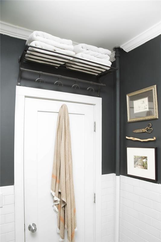 badrumsförvaringsspets ovanför metallhyllor för handdukar i antracitgrå färg