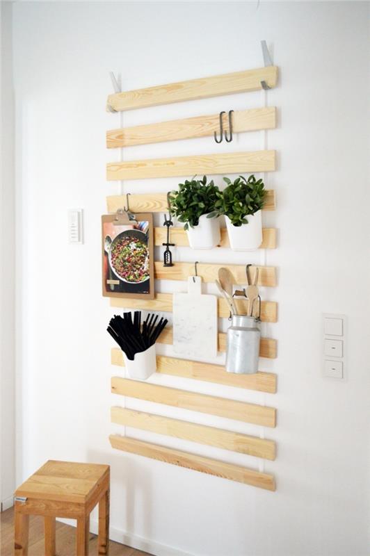 ikea deco trik na odklonenie lamelovej základne v nástennom kuchynskom úložisku, na ktoré zavesíte držiaky na náčinie, bylinky a ozdobné predmety
