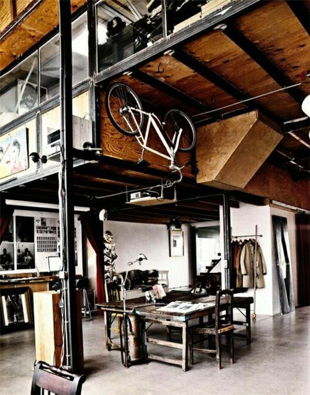 atypický-dielňa-loft-paris-dom-vysoký-drevený-stropný-dekor-s-bicyklom
