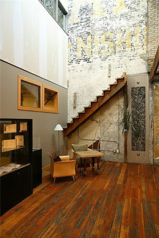dielne-a-lofty-obývačka-parkety-retro-priemyselný-nábytok-drevená-podlaha-schodisko