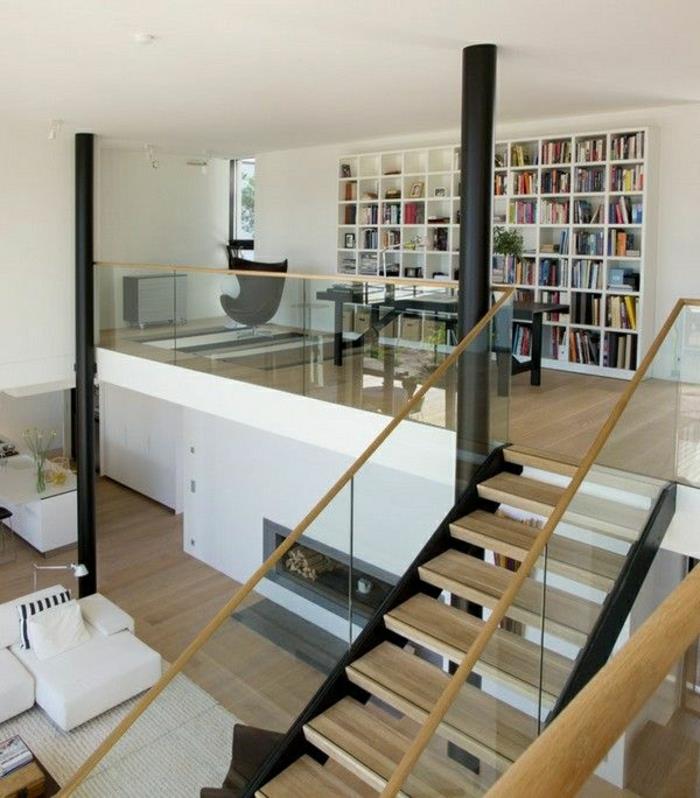 ateliéry-lofty-strop-vysoké-drevené-schodisko-obývačka-veľká-kožená-sedačka-biela-knižnica