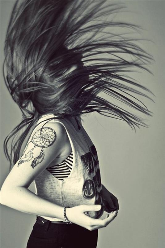 drömfångare tatueringsarm kvinna, idé hur man tatuerar, grafisk design, sportoutfit, klassisk drömfångare, nät, båge och fjädrar