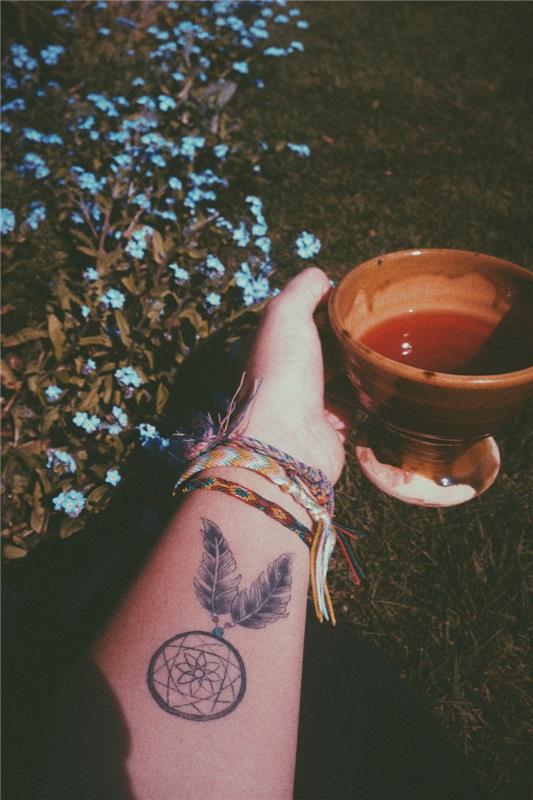 drömfångare tatuering underarm, konturer, ring, nät och svarta fjädrar, färgade armband, naturlig ram