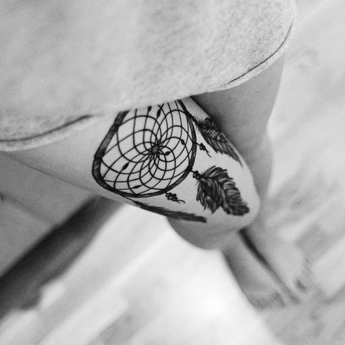 drömfångare grafisk tatuering i svart, ring, nät och fjädrar, idé hur man tatuerar vacker kvinna teckning