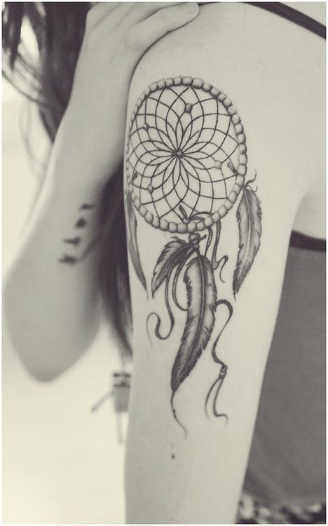 dreamcatcher svart bläck axeltatuering, pärl- och fjädernät, svartvitt grafisk tatueringsidé