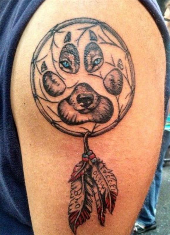 drömfångare ritning av varg med blå ögon, nät av små grenar, fjädrar i rött och svart, man tatuering idé
