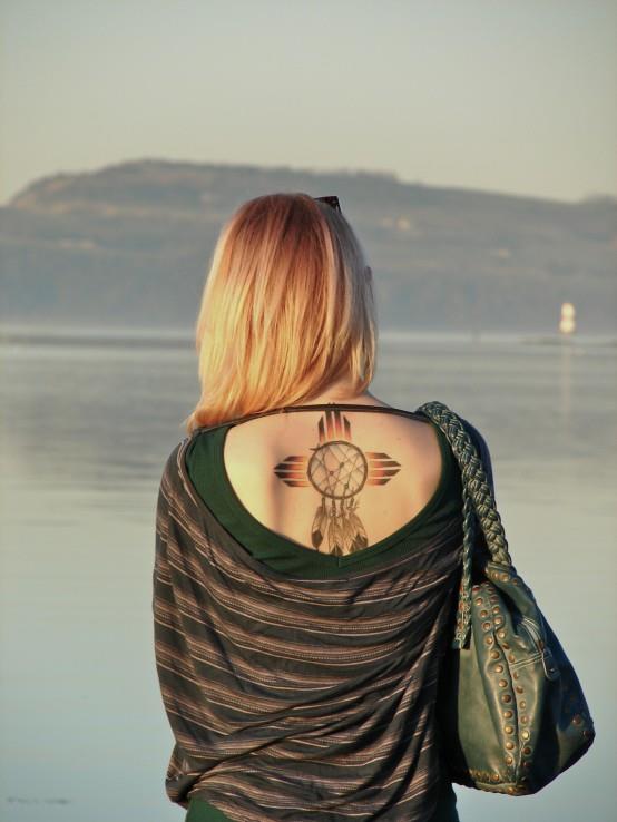 tatueringsidé dreamcatcher -grafik med färgglada pärlor, svart designidé med färgade sidor