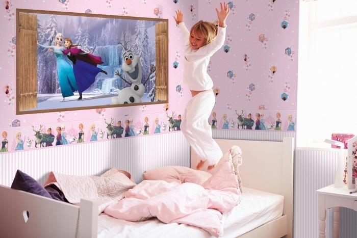 výzdoba spálne pre dievča, ružová tapeta s dizajnom Frozen, čelo postele z bieleho dreva, nočný stolík z bieleho lakovaného dreva