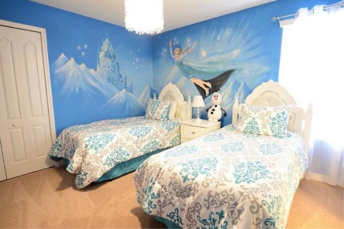 Snehová kráľovná v štýle deco, biela prikrývka na posteľ s béžovým a modrým dizajnom scroll, plyšový Olaf, dlhé a biele závesy