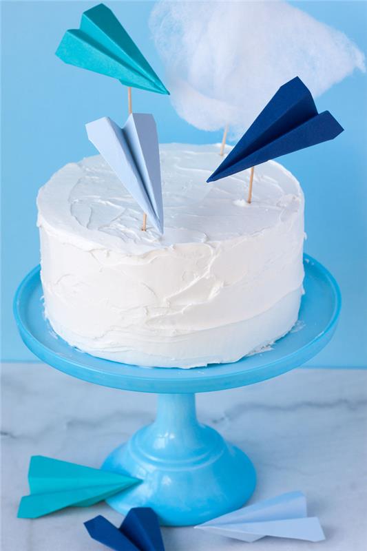 farebné papierové lietadlá premenené na pekné tortové polevičky na ozdobu narodeninovej torty s cestovateľskou tematikou