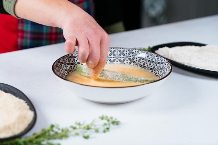 fingermatrecept, avokadoskiva doppad i uppvispade ägg, placerade i svartvita skålar