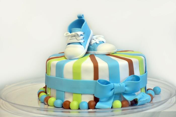 darček pre bábätko, darček pre budúcu mamičku, box pre budúcu mamičku, vertikálny pruhovaný koláč v bielej, hnedej a mignonovej farbe, modré tenisky na sladké cesto