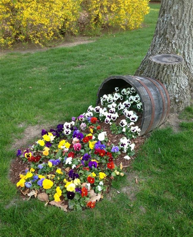 träfat och vända blommor, grön gräsmatta, blommande bärhäck, exteriördekoration