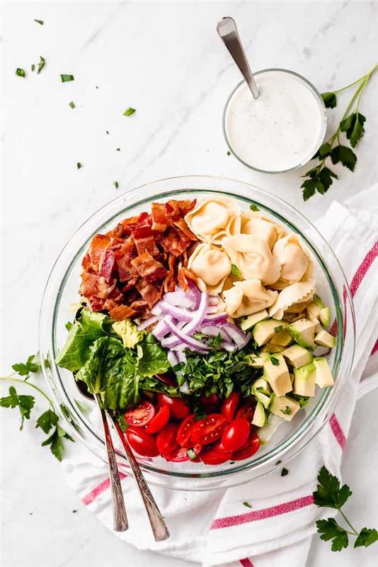 slanina grilovaná slanina tortellini cherry paradajky červená cibuľa šalát čerstvá petržlenová vňať recept studený predjedlo šalát