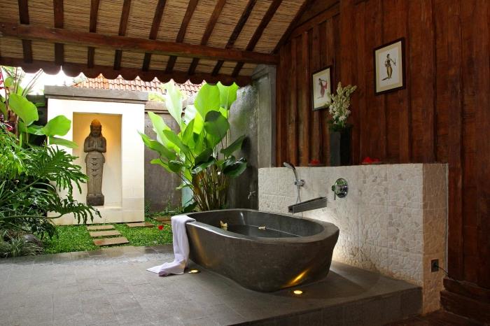 Relaxačný dizajn kúpeľne v japonskom štýle s tmavým dreveným stropom a stenou, betónový model japonskej kúpeľne