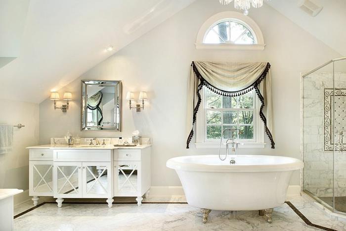 fristående badkar på benen, vit glasskåp, litet gammalt fönster, duschkabin, sluttande tak, art deco -spegel