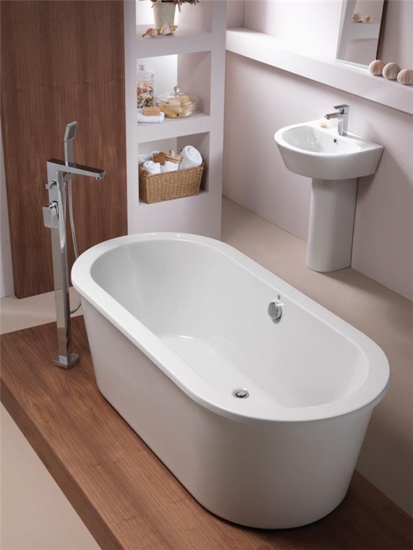 vilken typ av badkar för ett litet badrum, fristående badkarsmodell, vertikal platsbesparande förvaringsidé