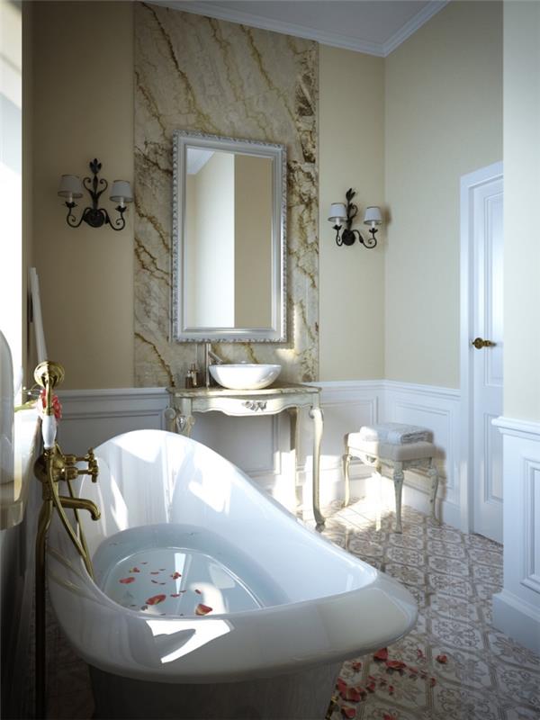klassisk och snygg badrumsinredning med beige och vita väggar med vitt badkar med gyllene kran