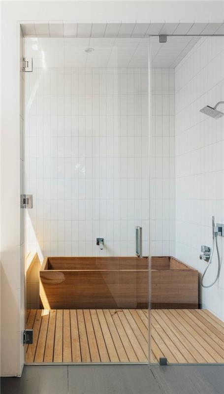 minimalistický dizajn v drevenej a bielej kúpeľni, malý dizajn kúpeľne s drevenou vaňou a bielymi stenami