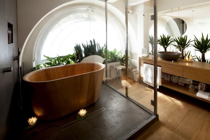 príklad, ako vyzdobiť kúpeľňu v sivej a dreve s bielou stenou, rozloženie kúpeľne s drevenou vaňou