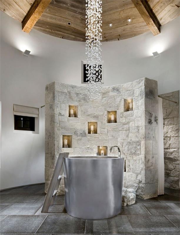 moderný a luxusný dizajn v kúpeľni s bielymi stenami s podlahou s efektom kameňa, japonský voľne stojaci model vane