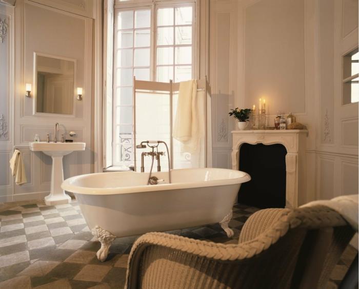 vit handfat, fristående badkar med kran, rektangulär spegel, små vägglampor, dekorativ öppen spis, grått och vitt badkar