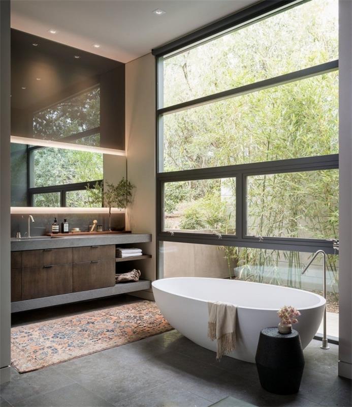 príklad, ako vyzdobiť malú modernú kúpeľňu voľne stojacou japonskou vaňou a dlažbou s betónovým efektom