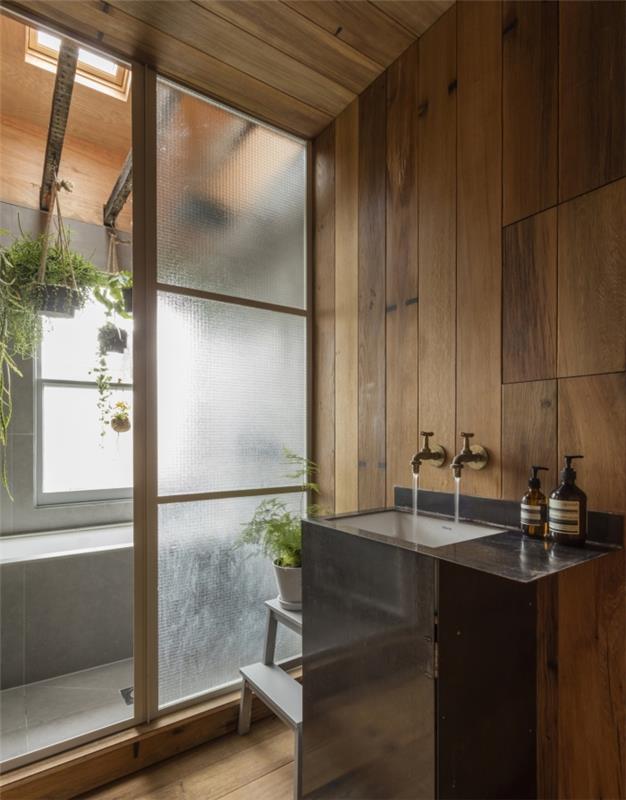 moderný dizajn v dreveno -bielej kúpeľni s čiernym umývadlom, nápad na výzdobu kúpeľne Zen so závesnými rastlinami