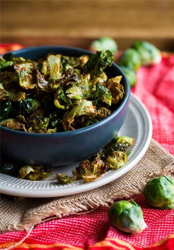 bakad broccoli, inuti en blå skål, på en vit tallrik, vegan hors d'oeuvres, röda och beige servetter