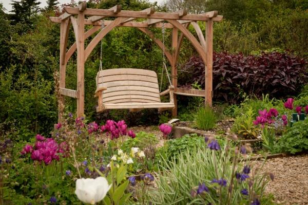 trädgård-gunga-med-pergola-i-en-fantastisk-trädgård