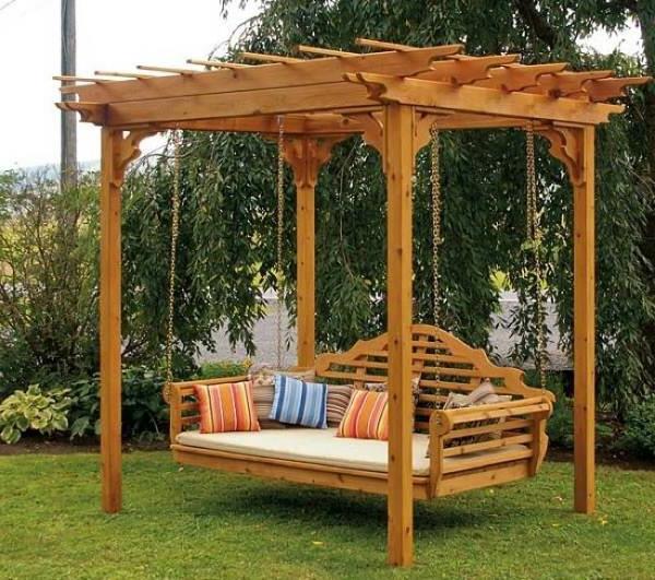 trädgård-gunga-och-trä-pergola
