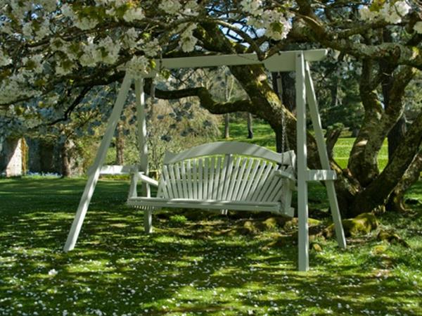 trädgård-gunga-under-ett-blommande-träd
