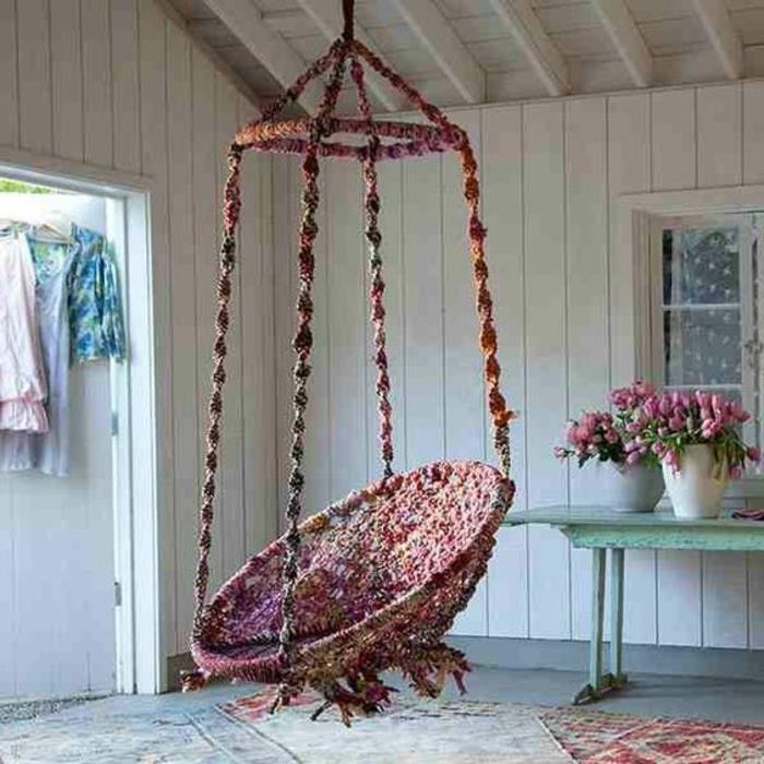 gunga för vuxna, färgglad gungstol i boho chic stil, turkosbord och blomkrukor